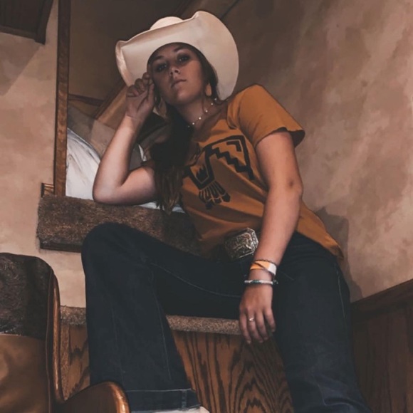 Meet your Posher, Taylor - Picture 1 of 8